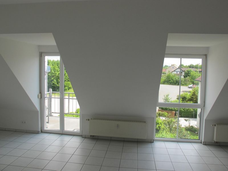 helle moderne DG 4 Zi im Ort Hirschaid auch Eigennutzung, Hobbykeller, 2 Bakone, Garage